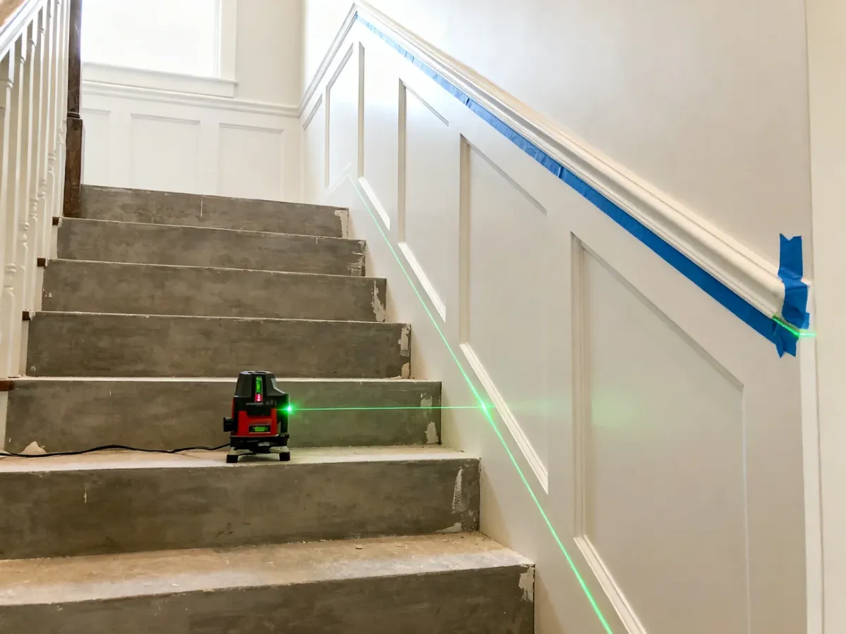 Wyznaczanie linii lamperii równoległej do stopni za pomocą lasera