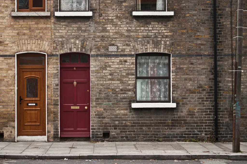 Odnowione drewniane drzwi wejściowe do domu w Dublinie, prezentujące efekt profesjonalnej renowacji.